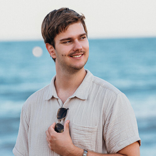 RawmanPictures - Sebastian Schiefermayr | Urlaub Jesolo | Entspannter Strandporträtfotografie: Mann im Sonnenuntergang am Meer.