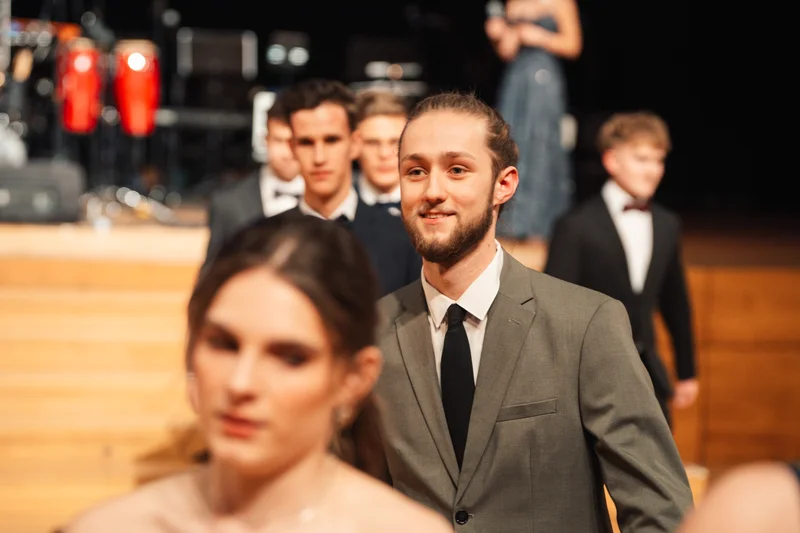 RawmanPictures - Sebastian Schiefermayr | Maturaball HTL1 | Gruppenportrait bei Events, festliche Abendgarderobe, stilvolle Fotografie.