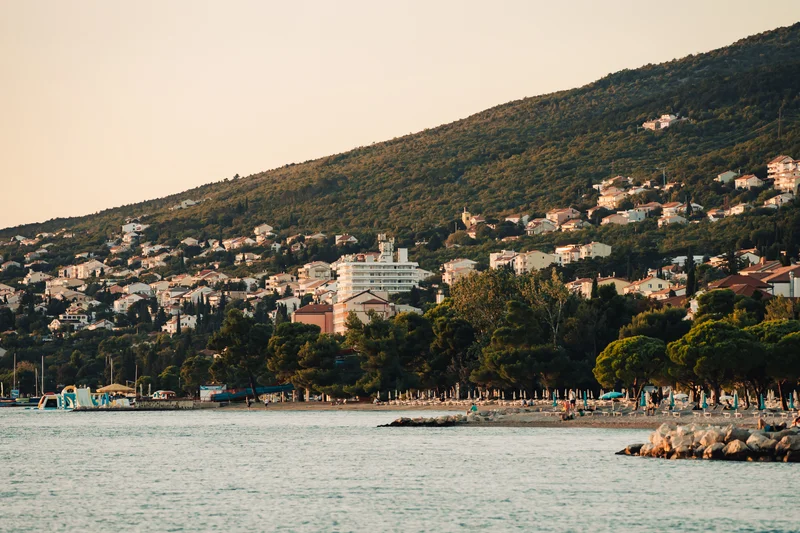 RawmanPictures - Sebastian Schiefermayr | Content Trip: Crikvenica 2025 | Küstenlandschaft bei Sonnenuntergang: Strandfotografie, Urlaubsziel, Naturidylle.