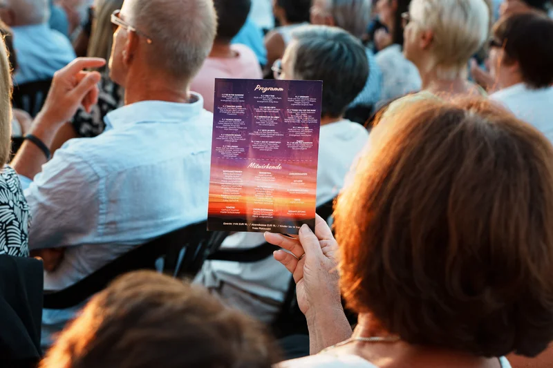 RawmanPictures - Sebastian Schiefermayr | Singkreis-Sundowner  | Publikumsveranstaltung im Freien: Sonnenuntergang, Programmheft, sommerliche Atmosphäre.