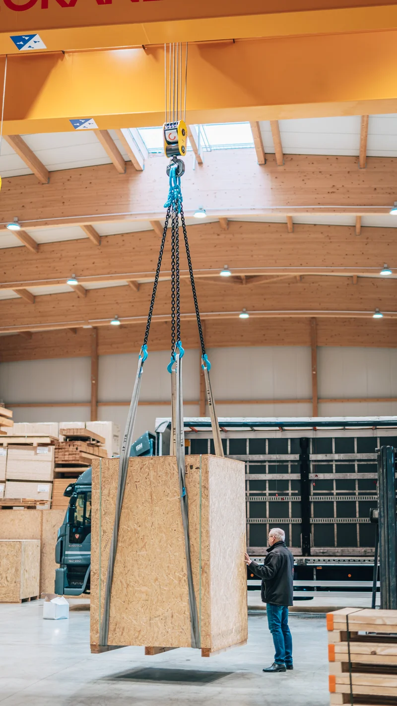 RawmanPictures - Sebastian Schiefermayr | Firmenshooting EasyBox GmbH | Industrielle Logistikfotografie: Kran hebt Kiste in Lagerhalle. Logistik, Transport, Schwerlast.