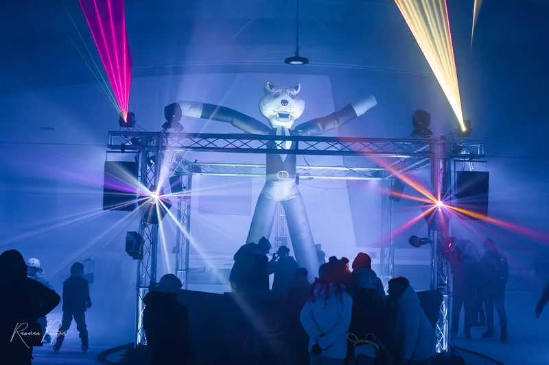 RawmanPictures - Sebastian Schiefermayr | Eisdisco Marchtrenk | Party-Fotografie: Bunte Lichter und aufblasbare Figuren auf der Tanzfläche.
