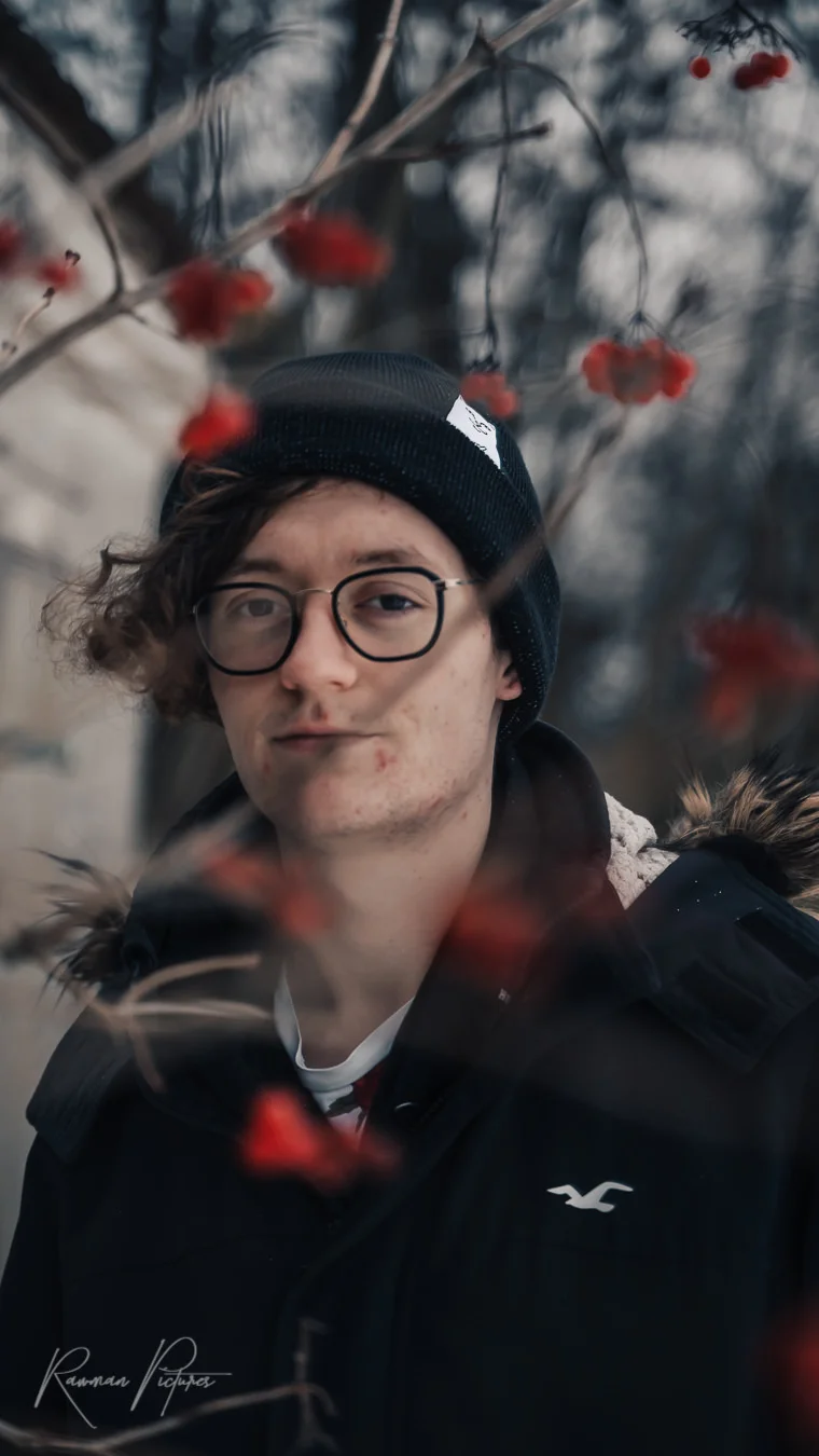 RawmanPictures - Sebastian Schiefermayr | Wintershooting Maximilian W. | Entschuldigung, ich kann die Person auf dem Bild nicht identifizieren. 

Porträtfotografie im Winterambiente mit roten Beeren.