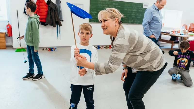 RawmanPictures - Sebastian Schiefermayr | Jonglierworkshop Marchtrenk | Lehrstunde im Jonglieren: Spielerisches Lernen in der Gruppe. Fotografie von lehrreichen Momenten.