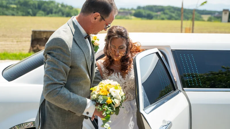 RawmanPictures - Sebastian Schiefermayr | Hochzeit Traude & Gerhard | Elegante Hochzeitsfotografie: Brautpaar steigt aus stilvollem Auto, romantischer Moment.