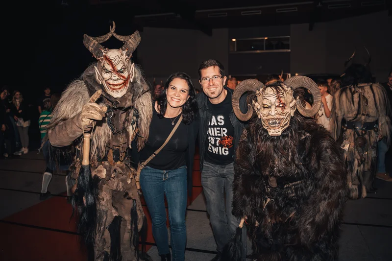 RawmanPictures - Sebastian Schiefermayr | Krampusnacht | Gruppenfoto auf Krampuslauf-Event, kostümierte Figuren, festliche Atmosphäre. Fotografie-Veranstaltung.