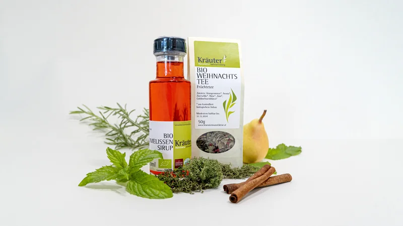 RawmanPictures - Sebastian Schiefermayr | Kräuter­manufaktur Sallmannsberg | Bio Weihnachtstee und Sirup mit Kräutern still life fotografiert. Perfekt für Naturfotografie.