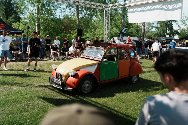 RawmanPictures - Sebastian Schiefermayr | Motortag Feldkirchen | Oldtimer-Treffen im Freien: Bunte Citroën 2CV zieht Publikum auf Eventgelände an.