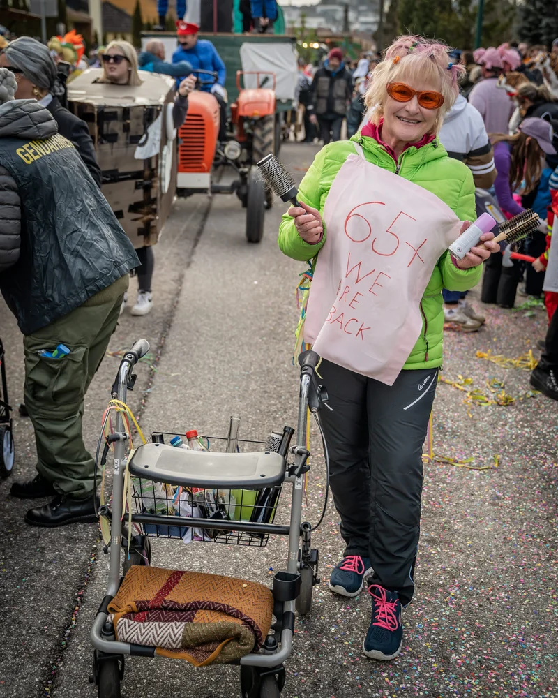 RawmanPictures - Sebastian Schiefermayr | Faschingsumzug Weißkirchen | Fröhlicher Karnevalsumzug: Farbenfrohes Fest, Kostüme und einzigartige Straßenfotografie.