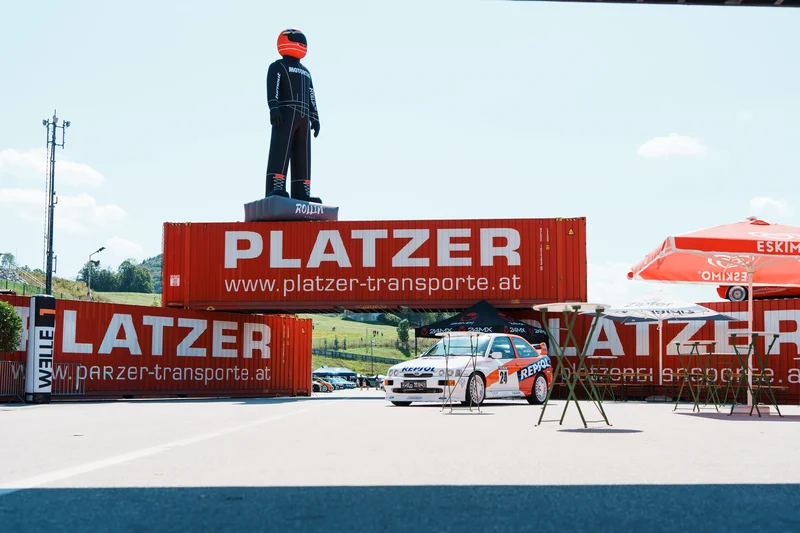 RawmanPictures - Sebastian Schiefermayr | Motortag 2026 | Oldtimer-Rennwagen vor Containern: Motorsport-Fotografie und Eventdokumentation.