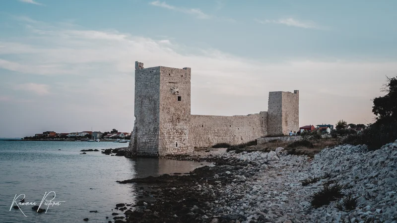 RawmanPictures - Sebastian Schiefermayr | Maturareise Kroatien | Mittelalterliche Burg am Meer bei Sonnenuntergang, Küstenfotografie, historische Architektur.