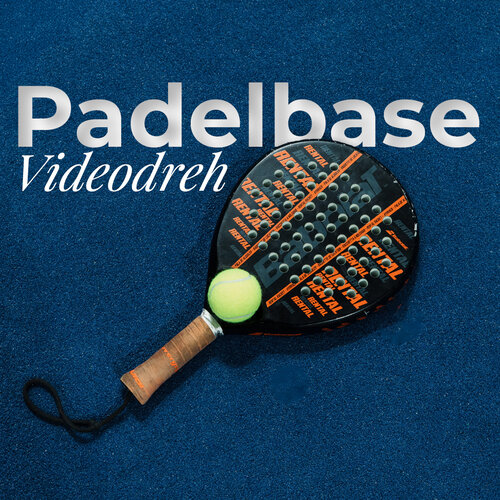 RawmanPictures - Sebastian Schiefermayr | Padelbase Videodreh | Padel-Tennis-Ausrüstung auf blauem Platz, ideal für Sportfotografie und Videodrehs.