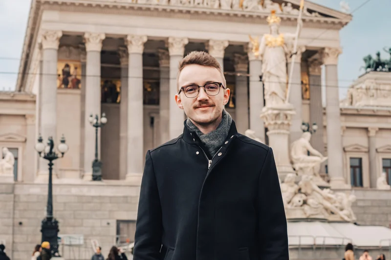 RawmanPictures - Sebastian Schiefermayr | Daytrip Wien | Porträtfotografie in Wien: Authentische Momentaufnahmen vor historischer Kulisse.