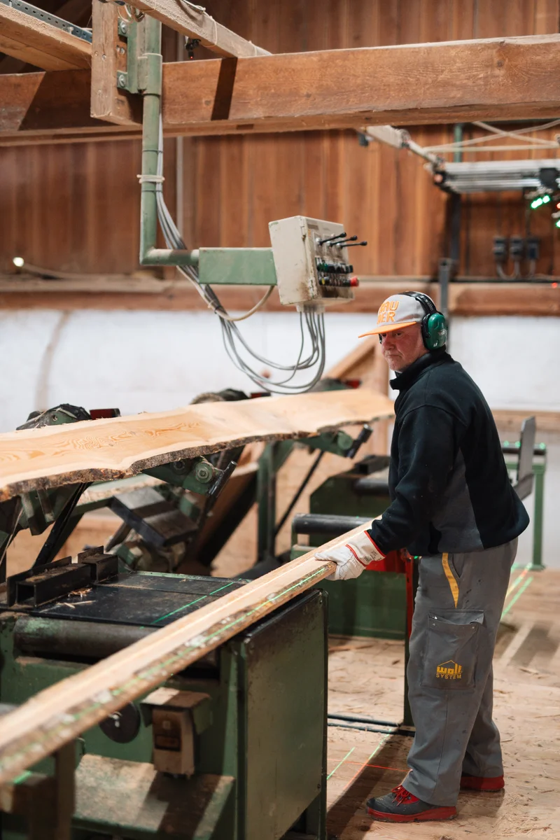 RawmanPictures - Sebastian Schiefermayr | Sägewerk Löberbauer | Handwerker in Sägewerk bei der Holzverarbeitung, präzise und konzentriert. Holzindustrie, Fertigung.
