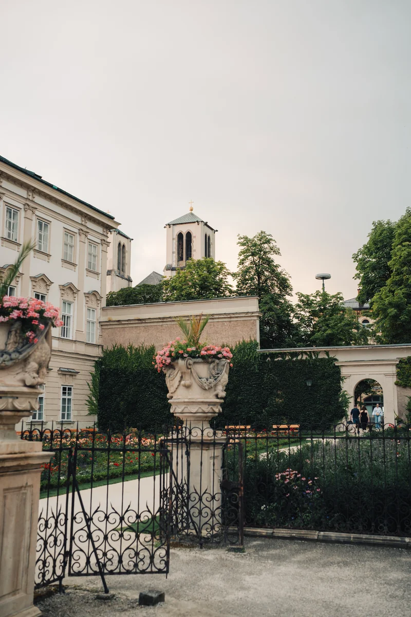 RawmanPictures - Sebastian Schiefermayr | Contentday Salzburg | Historische Architektur und Gartenkunst: Eleganter Außenbereich in malerischer Umgebung.