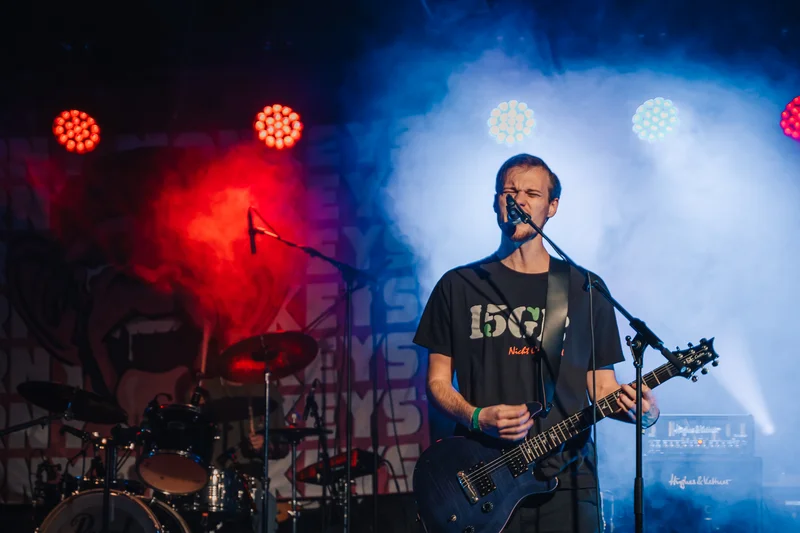 RawmanPictures - Sebastian Schiefermayr | Krampusnacht | Musikkonzert-Fotografie: Live-Auftritt, Gitarrist auf der Bühne, emotionale Bühnendarstellung.