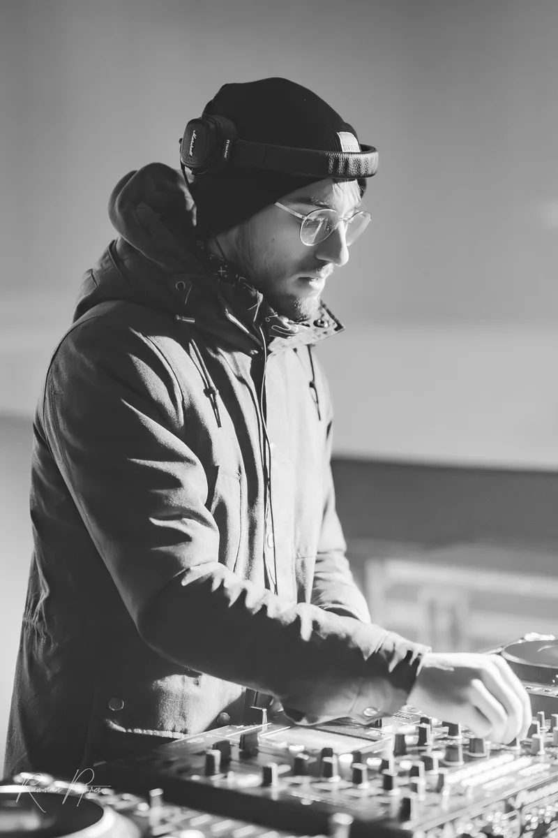 RawmanPictures - Sebastian Schiefermayr | Eisdisco Marchtrenk | DJ bei der Arbeit im Studio, Musikproduktion, kreatives Mixing, Schwarzweißfotografie.