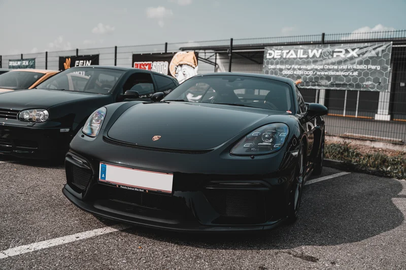RawmanPictures - Sebastian Schiefermayr | Russnsoda Summer Closing | Eleganter schwarzer Sportwagen auf einem Parkplatz, perfekt für Automobilfotografie-Enthusiasten.