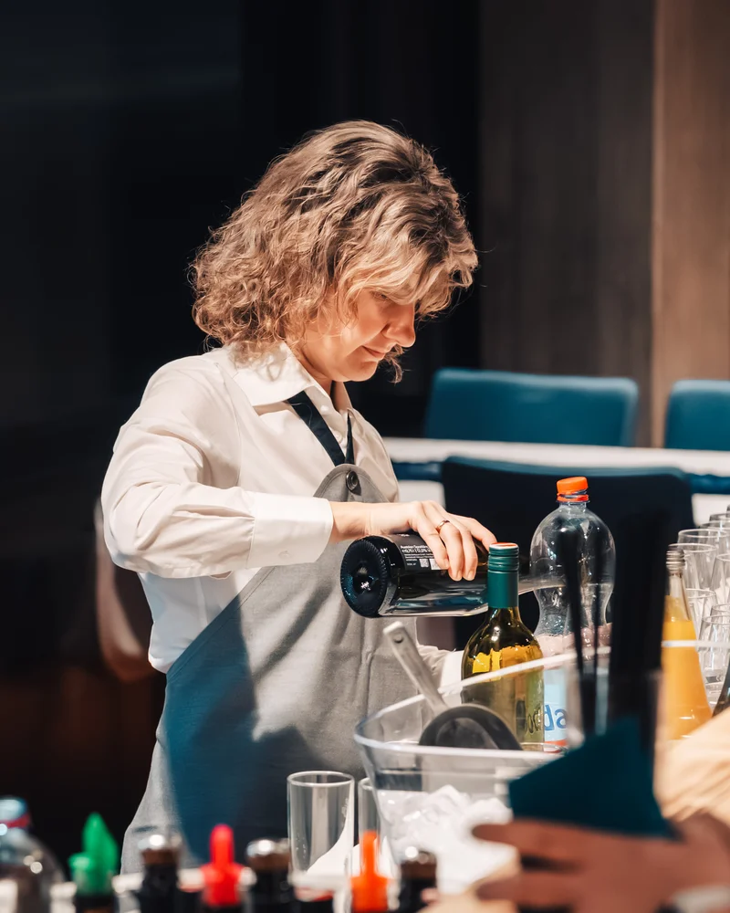 RawmanPictures - Sebastian Schiefermayr | Maturaball HTL1 | Barservice bei Event mit geschickter Barkeeperin. Getränkeservice, professionelle Eventfotografie.