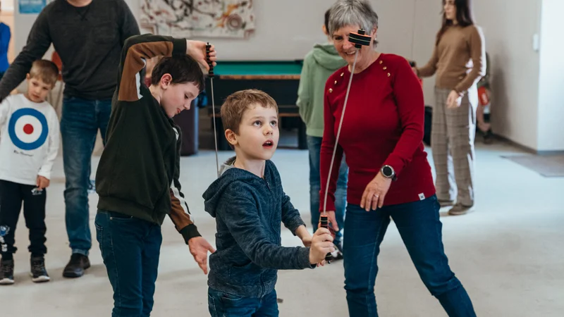 RawmanPictures - Sebastian Schiefermayr | Jonglierworkshop Marchtrenk | Kinder lernen Jonglieren mit Diabolos in einem Indoor-Workshop. Fotografie-Workshops.