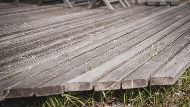 RawmanPictures - Sebastian Schiefermayr | Sägewerk Löberbauer | Holzterrasse im Außenbereich mit Gras; elegante Outdoor-Fotografie für Architekturfotografen.