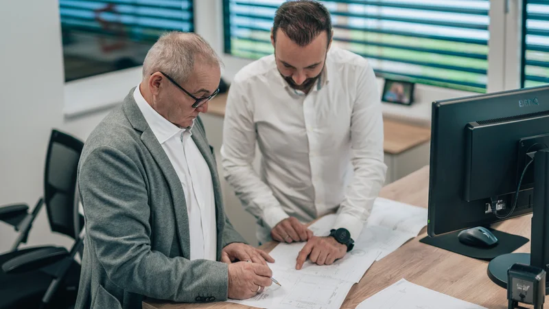 RawmanPictures - Sebastian Schiefermayr | Firmenshooting EasyBox GmbH | Architekturplanung im Büro: Teamwork und Präzision für innovative Bauprojekte.