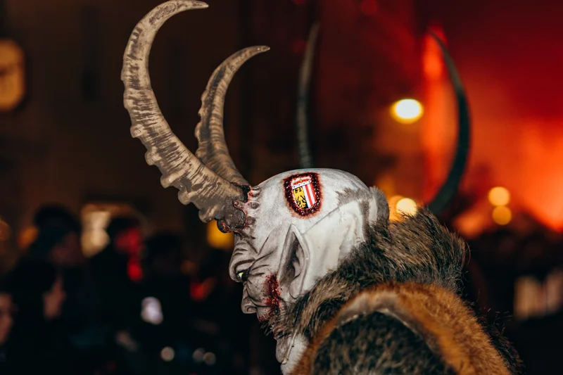 RawmanPictures - Sebastian Schiefermayr | Perchtenlauf Eferding | Festliches Krampuslauf-Foto bei Nacht, traditionelle Maske und Kostüm, lebendige Straßenkulisse.