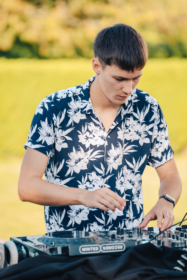 RawmanPictures - Sebastian Schiefermayr | Vality & Friends | DJ auf Sommerparty mixt Musik im Freien. Outdoor-Event, moderne DJ-Ausrüstung, Partyfotografie.