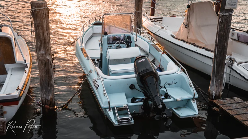 RawmanPictures - Sebastian Schiefermayr | Chioggia 2022 | Kleines Motorboot im Hafen bei Sonnenuntergang, ideal für nautische Fotografie und Abenteuer.