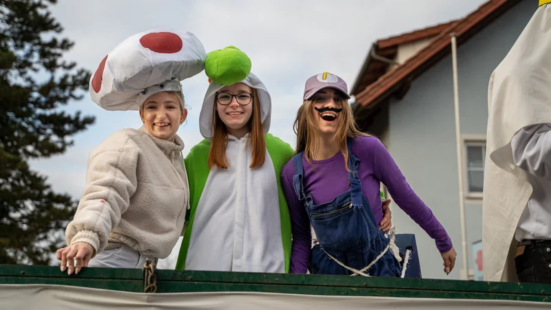 RawmanPictures - Sebastian Schiefermayr | Faschingsumzug Weißkirchen | Kreative Kostüme und fröhliche Gesichter auf einem Straßenfest. Fasching, Spaß, Gemeinschaft.