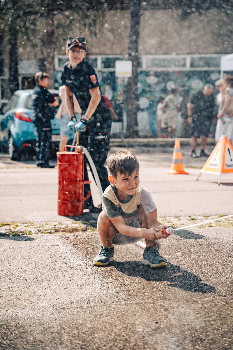 RawmanPictures - Sebastian Schiefermayr | Sommereisdisco | Kind spielt mit Wasser: Sommerfest-Actionfoto für lebendige Kinderfotografie-Marketing.