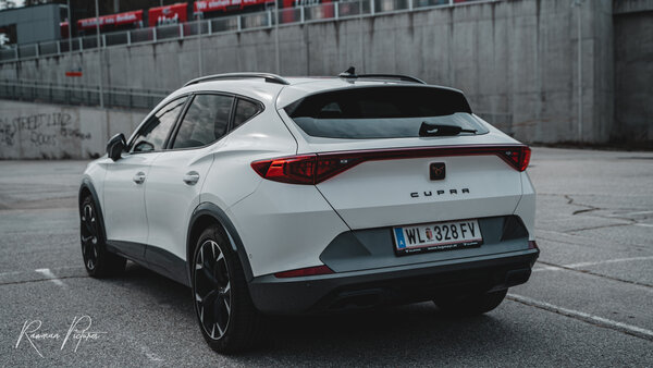 RawmanPictures - Sebastian Schiefermayr | Shooting Fabian K. | Moderner SUV auf urbanem Parkplatz fotografiert, perfekt für Automobil-Fotografie.