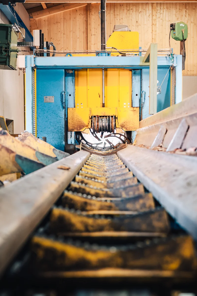 RawmanPictures - Sebastian Schiefermayr | Sägewerk Löberbauer | Industriemaschine in Werkhalle, industrielle Fotografie, Produktionsstätte, technische Details.