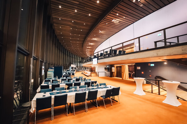 RawmanPictures - Sebastian Schiefermayr | Maturaball HTL1 | Moderne Veranstaltungslocation mit stilvoller Inneneinrichtung für Business-Events und Konferenzen.