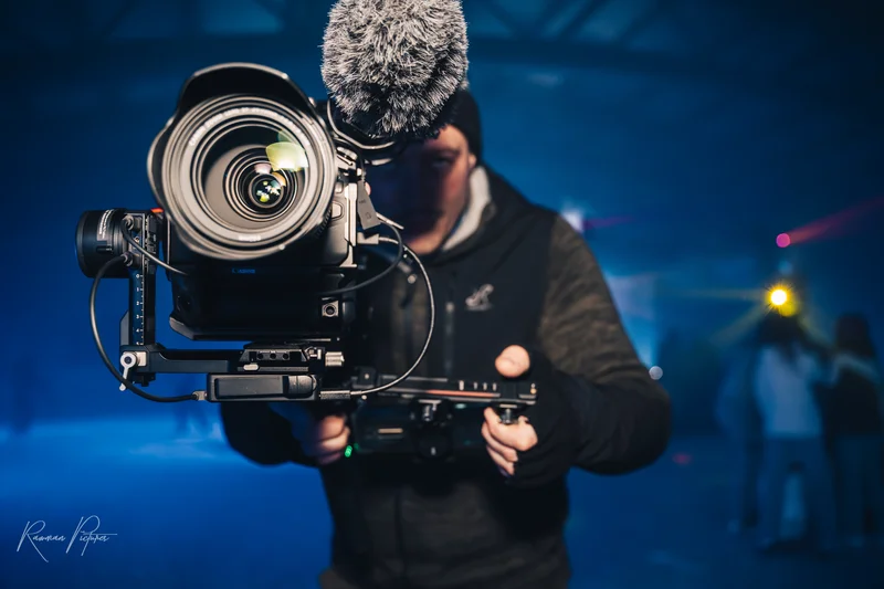 RawmanPictures - Sebastian Schiefermayr | Eisdisco Marchtrenk | Fotograf bei der Arbeit mit professioneller Videokamera in einer dynamischen Event-Umgebung.