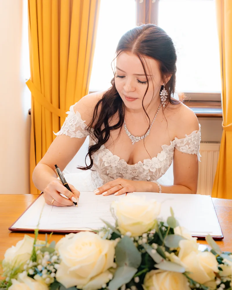 RawmanPictures - Sebastian Schiefermayr | Hochzeit Natalia & Jürgen | Braut unterschreibt Hochzeitsdokumente - elegante Momente eingefangen in zeitloser Fotografie.
