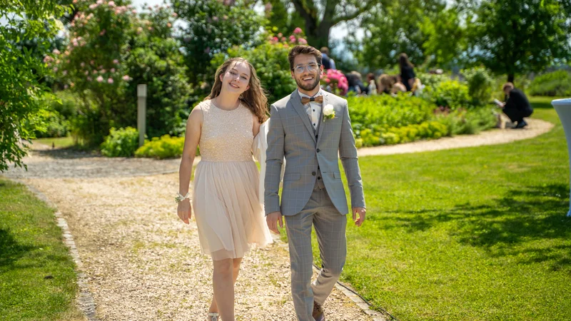 RawmanPictures - Sebastian Schiefermayr | Hochzeit Traude & Gerhard | Elegantes Pärchen beim Hochzeitsshooting im Garten: Romantische Fotografie im Freien.
