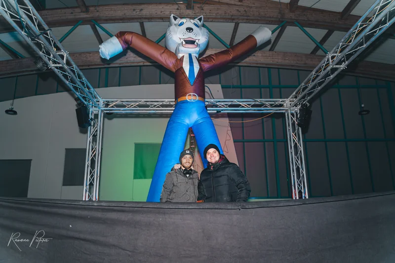 RawmanPictures - Sebastian Schiefermayr | Eisdisco Marchtrenk | Eventfotografie mit Luftfigur auf Bühne – Dynamische Veranstaltungsimpressionen einfangen!