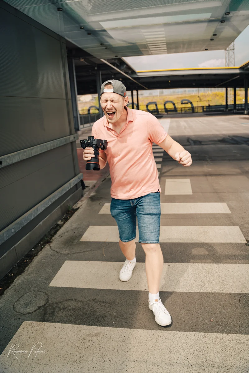 RawmanPictures - Sebastian Schiefermayr | Personal Shooting | Fotografie-Shooting im Freien: Begeisterter Fotograf hält Kamera im urbanen Umfeld.