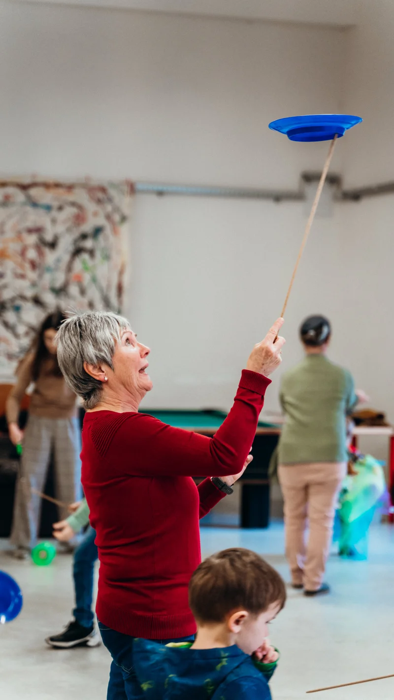 RawmanPictures - Sebastian Schiefermayr | Jonglierworkshop Marchtrenk | Ältere Erwachsene bei Jongliervorführung, Spaß und Geschick in buntem Gemeinschaftsworkshop.