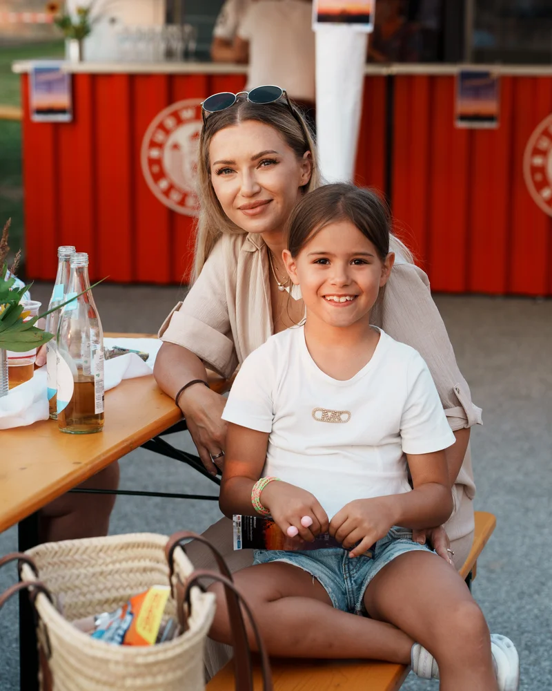 RawmanPictures - Sebastian Schiefermayr | Singkreis-Sundowner  | Fröhlicher Familienmoment im Freien – Sommer, Lächeln, Freizeit, Picknicktisch, Sonne.