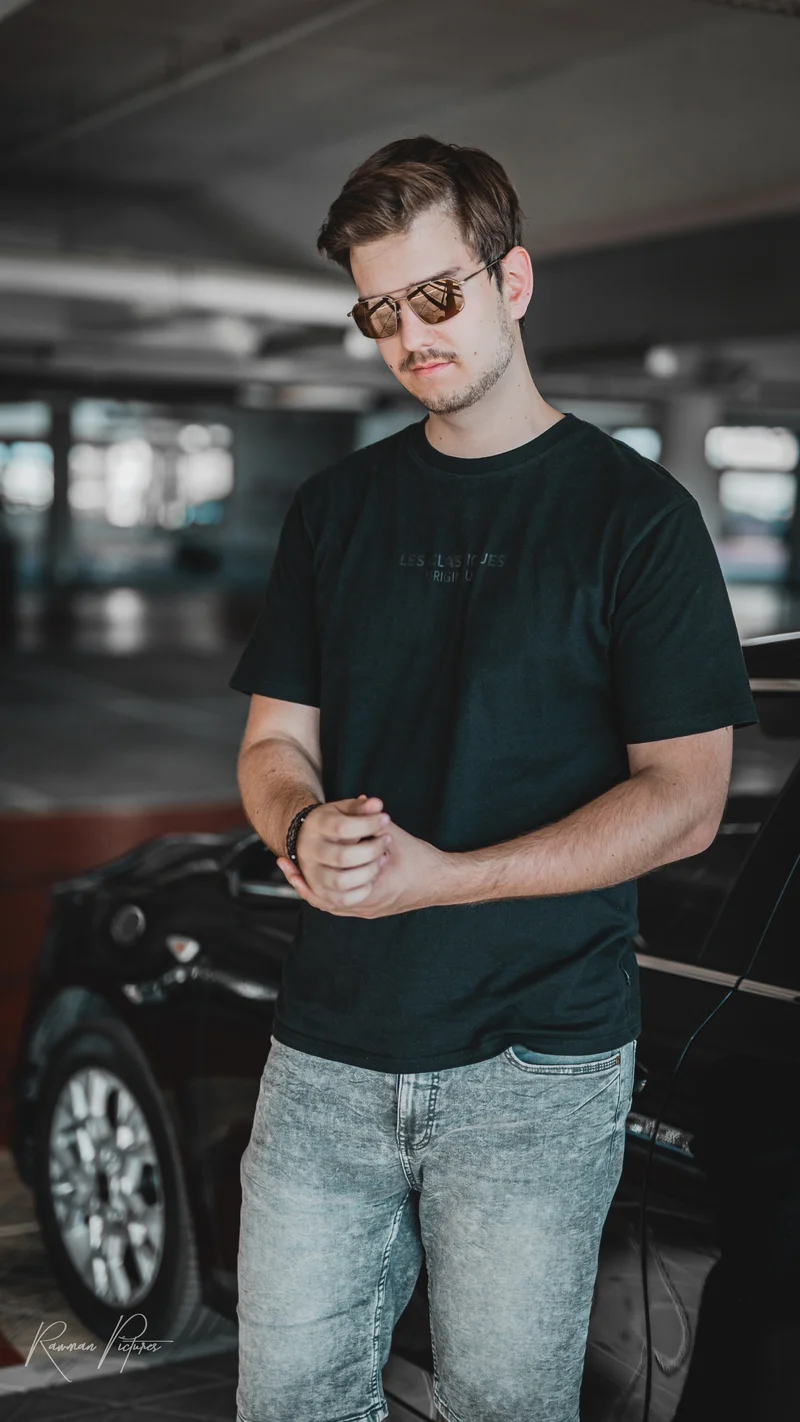 RawmanPictures - Sebastian Schiefermayr | Personal Shooting | Professionelles Porträtfoto in Tiefgarage mit stilvollem Modell vor elegantem Auto.