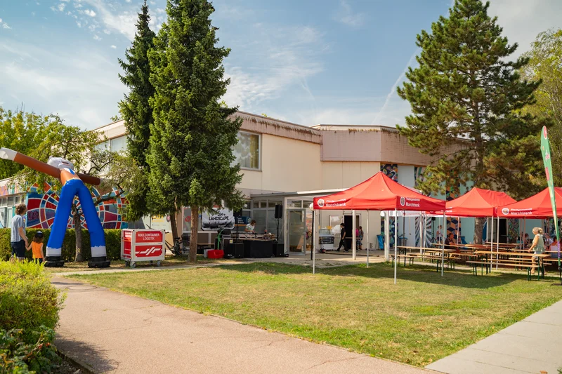 RawmanPictures - Sebastian Schiefermayr | Sommereisdisco | Open-Air-Event mit bunten Pavillons und Infoständen im Grünen. Perfekt für lebendige Fotografien.