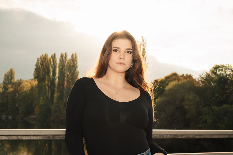 RawmanPictures - Sebastian Schiefermayr | Portraitshooting Vanessa S. | Outdoor-Porträtfotografie im Herbstlicht auf einer Brücke mit natürlichem Hintergrund.