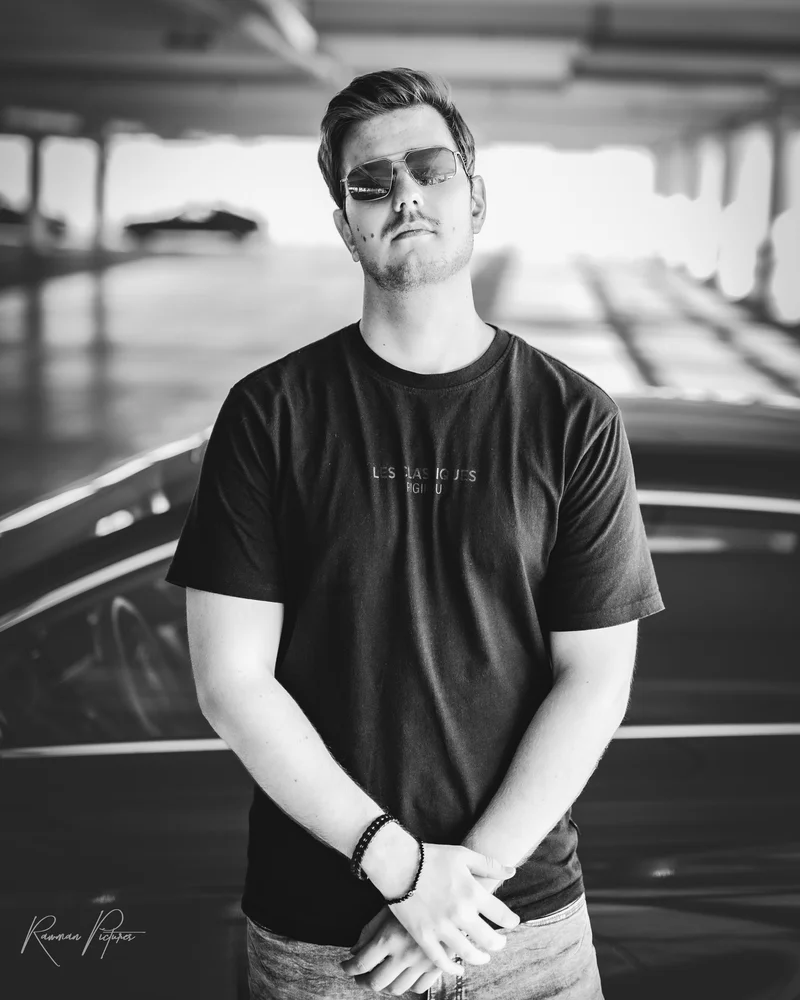 RawmanPictures - Sebastian Schiefermayr | Personal Shooting | Schwarz-Weiß-Fotografie eines Mannes mit Sonnenbrille in urbaner Umgebung, stilvoll und modern.