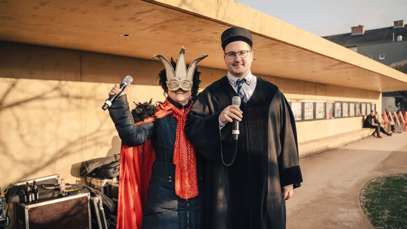 RawmanPictures - Sebastian Schiefermayr | Faschingsumzug Weißkirchen | Zwei Menschen in Kostümen mit Mikrofonen bei einem Outdoor-Event. Festliche, fröhliche Atmosphäre.