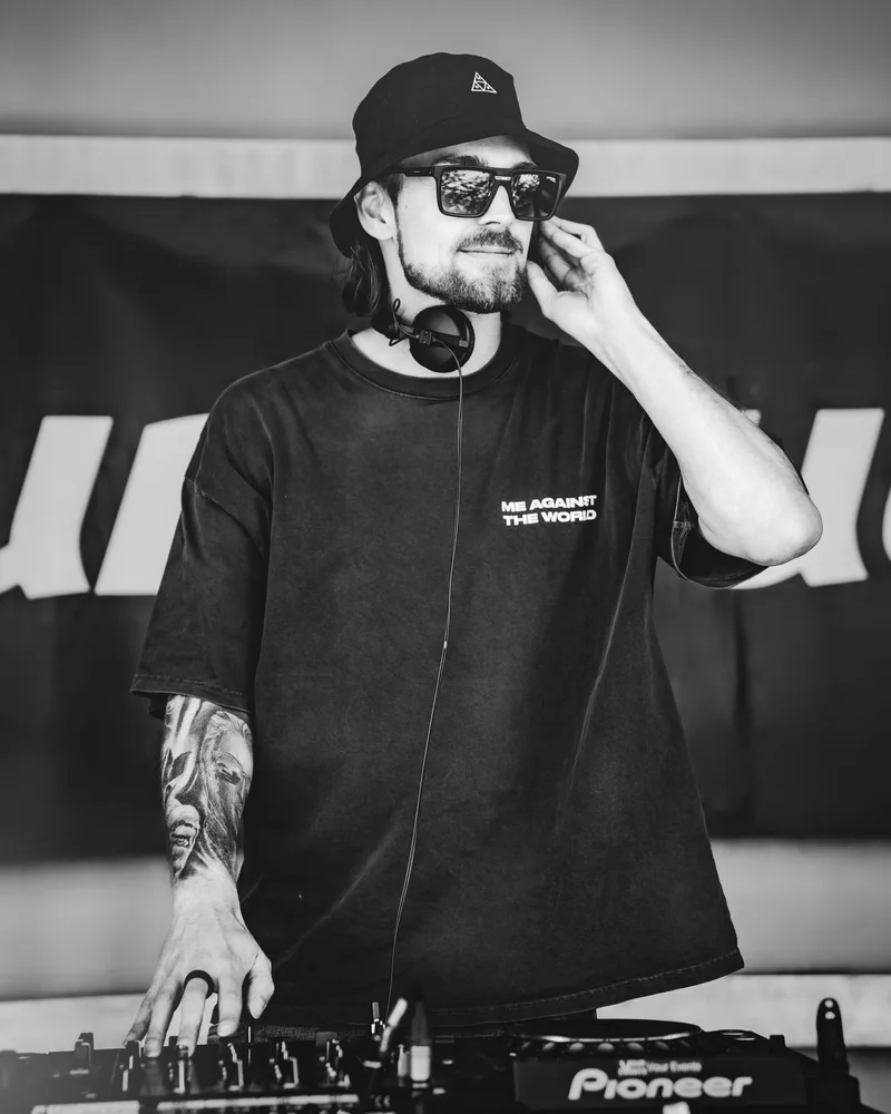 RawmanPictures - Sebastian Schiefermayr | Jay Escola b2b Nikkush | DJ bei der Arbeit, stilvolles Schwarz-Weiß-Porträt, Eventfotografie, Musik, Live-Performance.