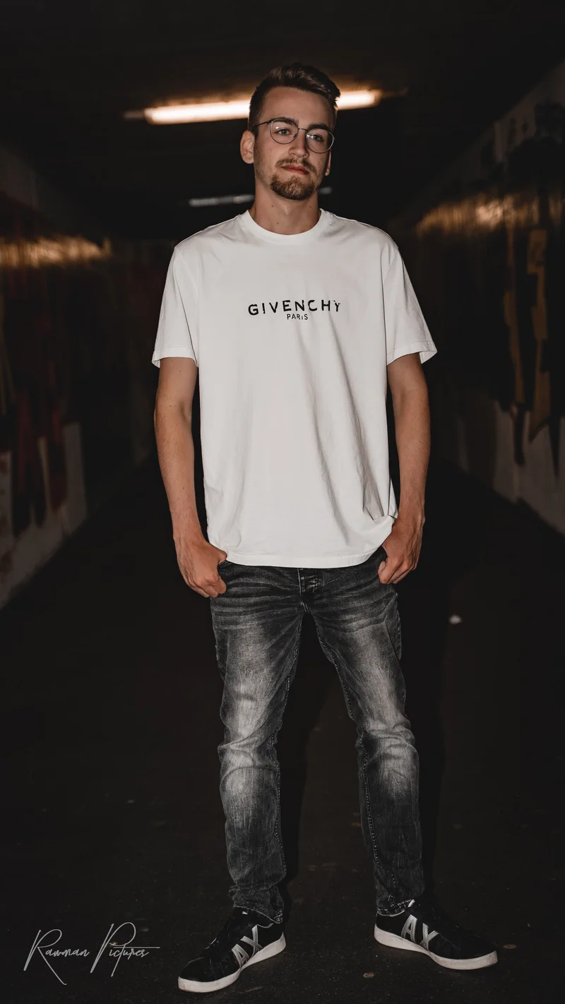 RawmanPictures - Sebastian Schiefermayr | Shooting Philipp B. | Männliche Streetstyle-Fotografie im urbanen Look. Perfekt für Mode- und Lifestyle-Fotografen.