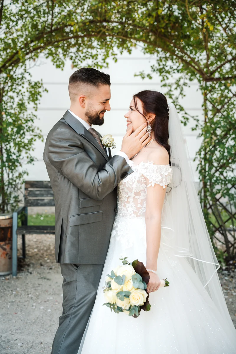 RawmanPictures - Sebastian Schiefermayr | Hochzeit Natalia & Jürgen | Romantische Hochzeitsfotografie: Liebevolles Brautpaar im eleganten Gartenambiente.
