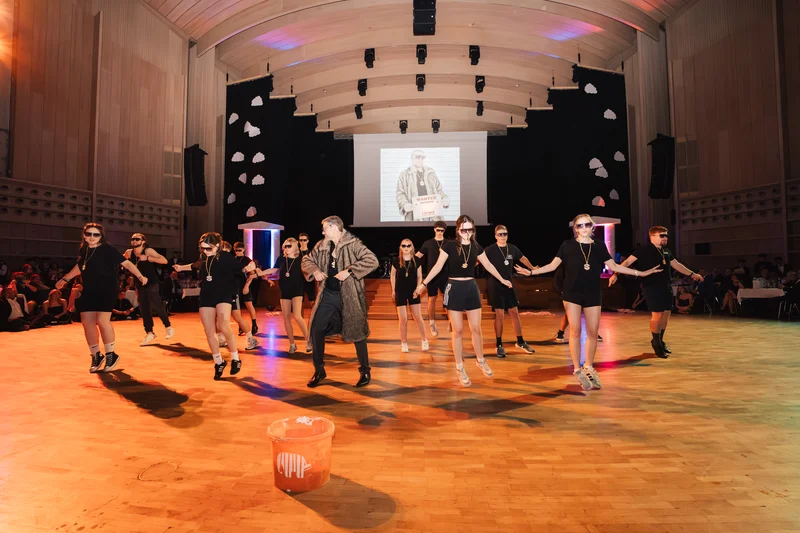 RawmanPictures - Sebastian Schiefermayr | Maturaball HTL1 | Tanzperformance auf Bühne: Stilvolle Show mit leidenschaftlichen Tänzern unter festlicher Beleuchtung.